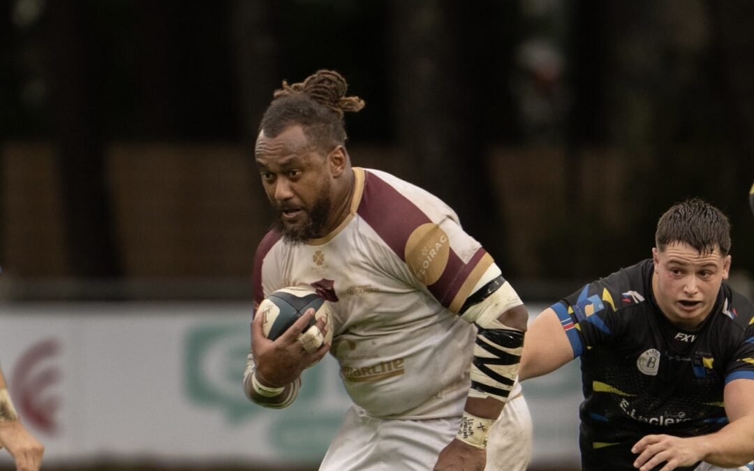 L’homme du Pacifique surfe sur la bonne vague