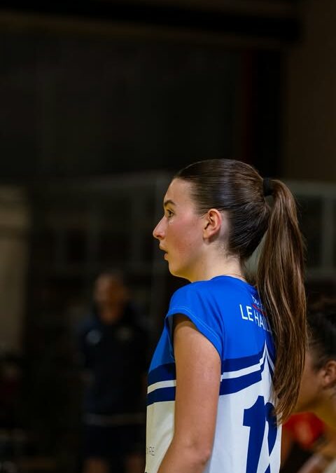 Chloé tape à la porte